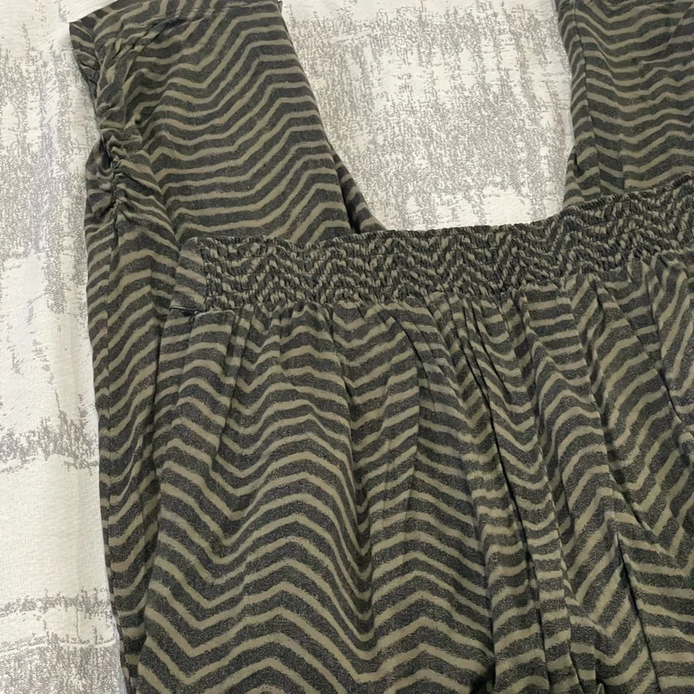 American Eagle M Green/Black Patterned Patterned Capris‎ with Pockets 16
